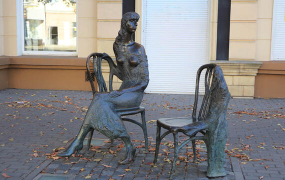 Городская скульптура «Незнакомка»